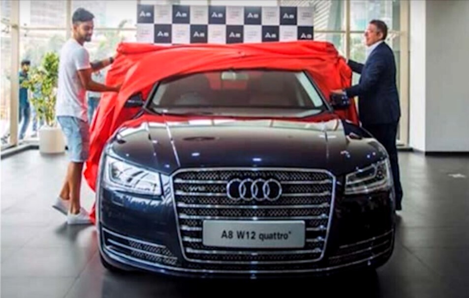 ऑडीच्या (Audi) अनेक मॉडेल्सचा विराट चाहता असल्याने बाजारात गाडी आल्यानंतर तो लगेच खरेदी करतो. या फोटोमध्ये देखील नवीन ऑडी A8 घेतल्यानंतर तिचे अनावरण करताना विराट कोहली. (Twitter) ऑडीच्या (Audi) अनेक मॉडेल्सचा विराट चाहता असल्याने बाजारात गाडी आल्यानंतर तो लगेच खरेदी करतो. या फोटोमध्ये देखील नवीन ऑडी A8 घेतल्यानंतर तिचे अनावरण करताना विराट कोहली. (Twitter)