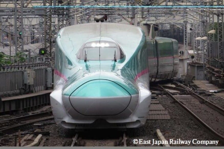 भारतातील पहिल्या बुलेट ट्रेन प्रकल्पाला (Bullet Train Projects) गती मिळताना दिसत आहे. नुकतीच भारतात जपानी दुतावासाने बुलेट ट्रेन ई 5 सिरीज शिंकनसेन (E5 Series Shinkansen) चे फोटो प्रसिध्द केले आहेत. हा प्रकल्प पूर्ण झाल्यावर मुंबई ते अहमदाबाद हे अंतर केवळ 2 तास पूर्ण करता येणार आहे. भारत सरकारने पाच वर्षांपूर्वी 508 किलोमीटर लांबीच्या मुंबई – अहमदाबाद हायस्पीड रेल्वे कॉरिडॉरला (Mumbai-Ahmadabad High Speed Railway Coridor) मंजुरी दिली होती. ( फोटो क्रेडीट : इस्ट जपान रेल्वे कंपनी) भारतातील पहिल्या बुलेट ट्रेन प्रकल्पाला (Bullet Train Projects) गती मिळताना दिसत आहे. नुकतीच भारतात जपानी दुतावासाने बुलेट ट्रेन ई 5 सिरीज शिंकनसेन (E5 Series Shinkansen) चे फोटो प्रसिध्द केले आहेत. हा प्रकल्प पूर्ण झाल्यावर मुंबई ते अहमदाबाद हे अंतर केवळ 2 तास पूर्ण करता येणार आहे. भारत सरकारने पाच वर्षांपूर्वी 508 किलोमीटर लांबीच्या मुंबई – अहमदाबाद हायस्पीड रेल्वे कॉरिडॉरला (Mumbai-Ahmadabad High Speed Railway Coridor) मंजुरी दिली होती. ( फोटो क्रेडीट : इस्ट जपान रेल्वे कंपनी)