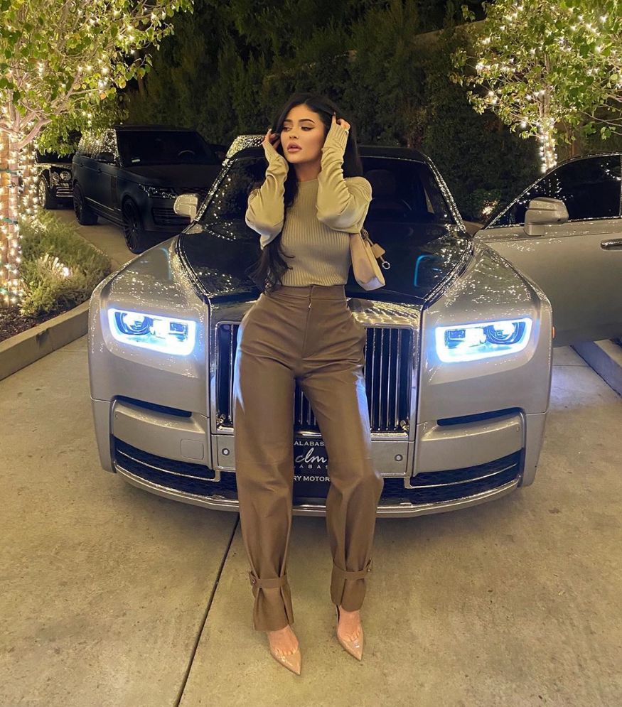 कायली बऱ्याचदा तिच्या महागड्या - a Rolls Royce बरोबर पोज देताना दिसते (फोटो सौजन्य- इन्स्टाग्राम) कायली बऱ्याचदा तिच्या महागड्या - a Rolls Royce बरोबर पोज देताना दिसते (फोटो सौजन्य- इन्स्टाग्राम)