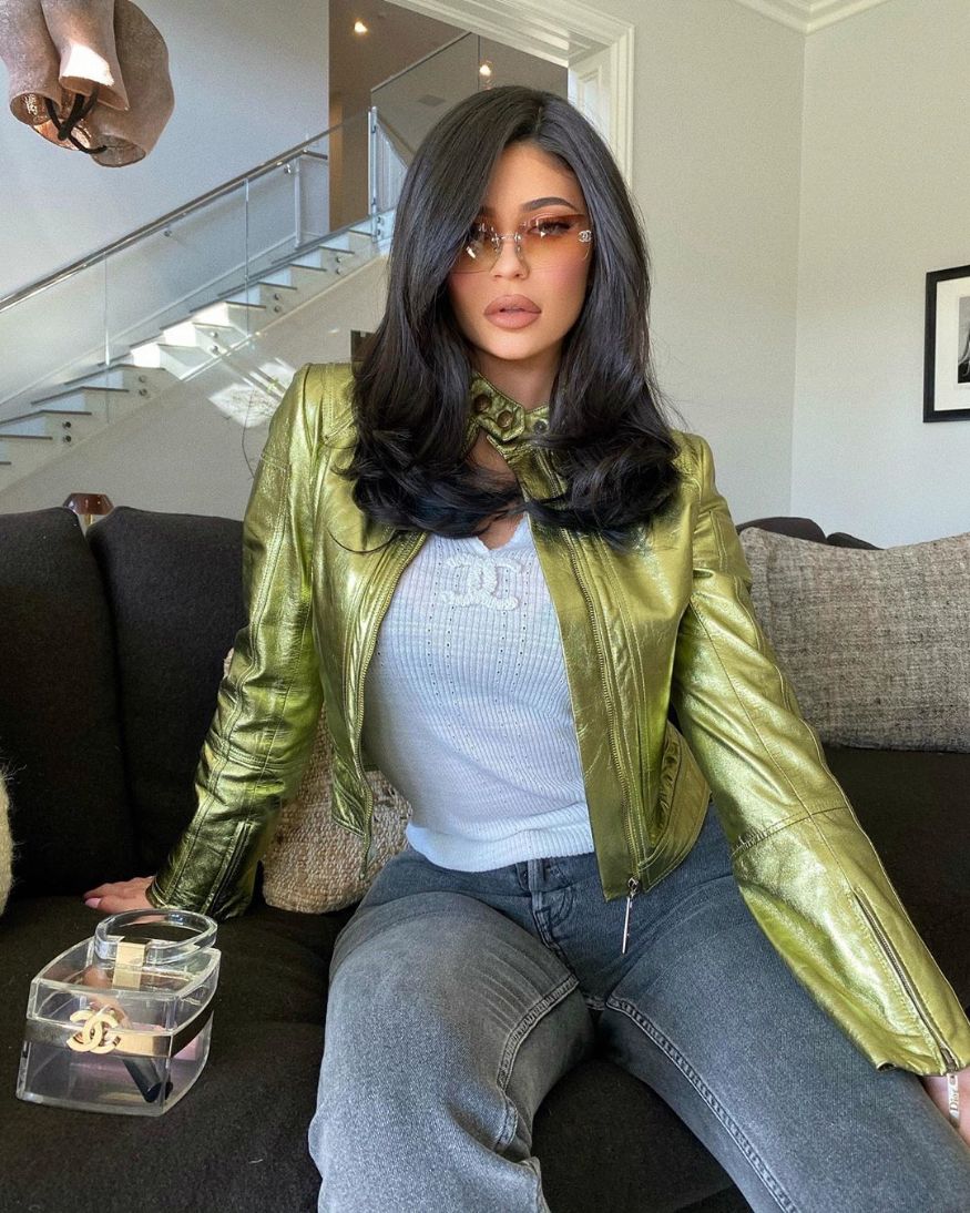 केवळ जिन्स-टॉपमध्ये देखील स्टनिंग दिसणाऱ्या Kylie च्या अदा अनेकांना घायाळ करणाऱ्या आहेत. (फोटो सौजन्य- इन्स्टाग्राम) केवळ जिन्स-टॉपमध्ये देखील स्टनिंग दिसणाऱ्या Kylie च्या अदा अनेकांना घायाळ करणाऱ्या आहेत. (फोटो सौजन्य- इन्स्टाग्राम)