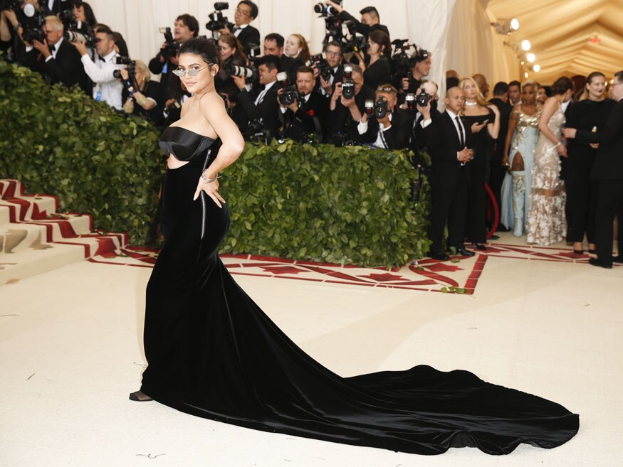 न्यूयॉर्कमधील Metropolitan Museum of Art Costume Institute Gala (Met Gala) सोहळ्यात Kylie ने अशी हॉटेस्ट एंट्री केली होती. (फोटो सौजन्य- Reuters) न्यूयॉर्कमधील Metropolitan Museum of Art Costume Institute Gala (Met Gala) सोहळ्यात Kylie ने अशी हॉटेस्ट एंट्री केली होती. (फोटो सौजन्य- Reuters)