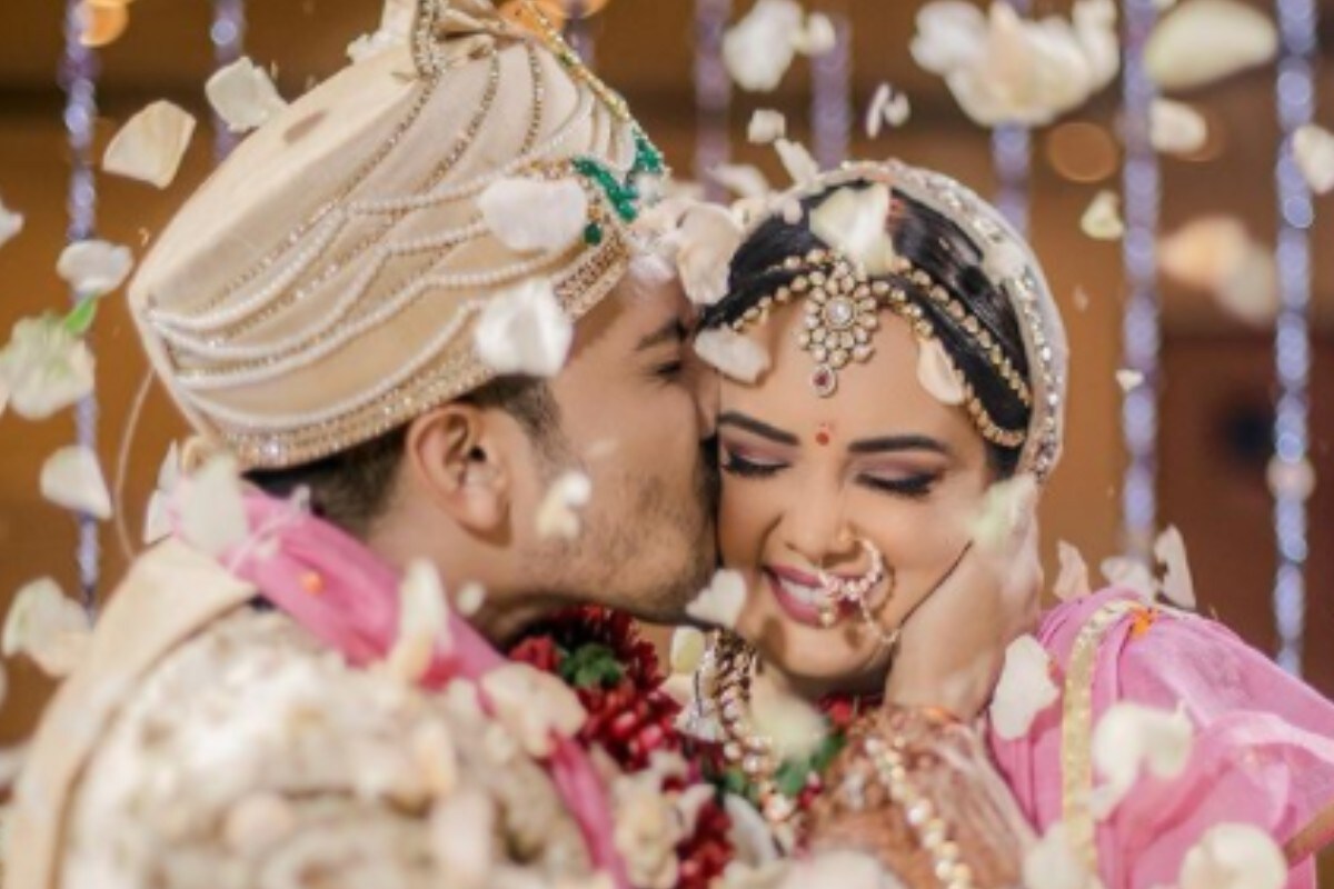 आदित्य नारायणने शेअर केलेल्या फोटोंवर अनेकांनी लाइक केलं आहे. तसंच त्यांच्या चाहत्यांनी वेगवेगळ्या पद्धतीने काँमेंट्स करुन त्यांचं अभिनंदनही केलं आहे. आदित्य नारायणने शेअर केलेल्या फोटोंवर अनेकांनी लाइक केलं आहे. तसंच त्यांच्या चाहत्यांनी वेगवेगळ्या पद्धतीने काँमेंट्स करुन त्यांचं अभिनंदनही केलं आहे.