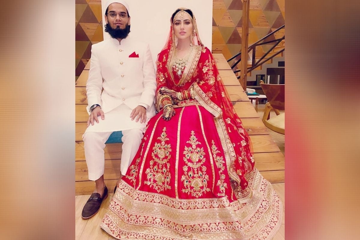 सना खान (Sana Khan) चा 'शौहर' अनस सैयद (Anas Saiyad) याने अलीकडेच ईटाइम्स बरोबर केलेल्या संभाषणात असं म्हटलं आहे की, 'लोकं असा विचार करण्यात स्वतंत्र आहेत की आमची जोडी एकमेकांना शोभणारी नाही आहे. पण मी प्रार्थना केली होती की माझी सनाशी लग्न करण्याची इच्छा आहे आणि त्याने माझी प्रार्थना ऐकली. मला असं वाटतंय की जर माझा इतर कुणाशी विवाह झाला असता तर मी इतका आनंदी झालो नसतो.' (फोटो सौजन्य- instagram/@sanakhaan21) सना खान (Sana Khan) चा 'शौहर' अनस सैयद (Anas Saiyad) याने अलीकडेच ईटाइम्स बरोबर केलेल्या संभाषणात असं म्हटलं आहे की, 'लोकं असा विचार करण्यात स्वतंत्र आहेत की आमची जोडी एकमेकांना शोभणारी नाही आहे. पण मी प्रार्थना केली होती की माझी सनाशी लग्न करण्याची इच्छा आहे आणि त्याने माझी प्रार्थना ऐकली. मला असं वाटतंय की जर माझा इतर कुणाशी विवाह झाला असता तर मी इतका आनंदी झालो नसतो.' (फोटो सौजन्य- instagram/@sanakhaan21)