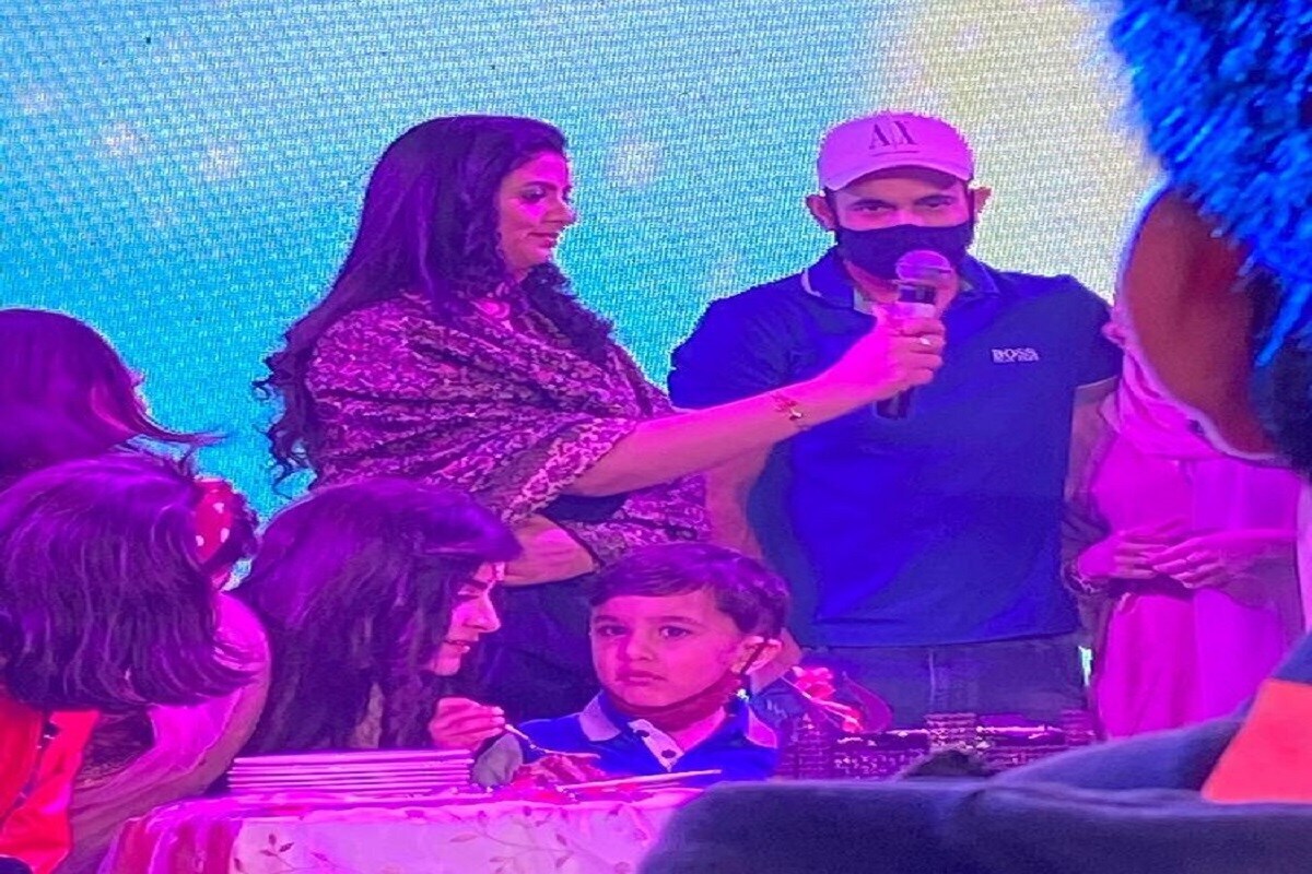 इरफान पठाणचा मुलगा इमरानच्या वाढदिवसाच्या कार्यक्रमात हसीन जहां खुश दिसत होती. या कार्यक्रमात हसीनने इरफानला काही प्रश्नही विचारले. हसीनने वाढदिवसाच्या या कार्यक्रमाचे फोट इन्स्टाग्रामवरून शेयर केले, पण यावरूनही तिला ट्रोल करण्यात आलं. इरफान पठाणचा मुलगा इमरानच्या वाढदिवसाच्या कार्यक्रमात हसीन जहां खुश दिसत होती. या कार्यक्रमात हसीनने इरफानला काही प्रश्नही विचारले. हसीनने वाढदिवसाच्या या कार्यक्रमाचे फोट इन्स्टाग्रामवरून शेयर केले, पण यावरूनही तिला ट्रोल करण्यात आलं.