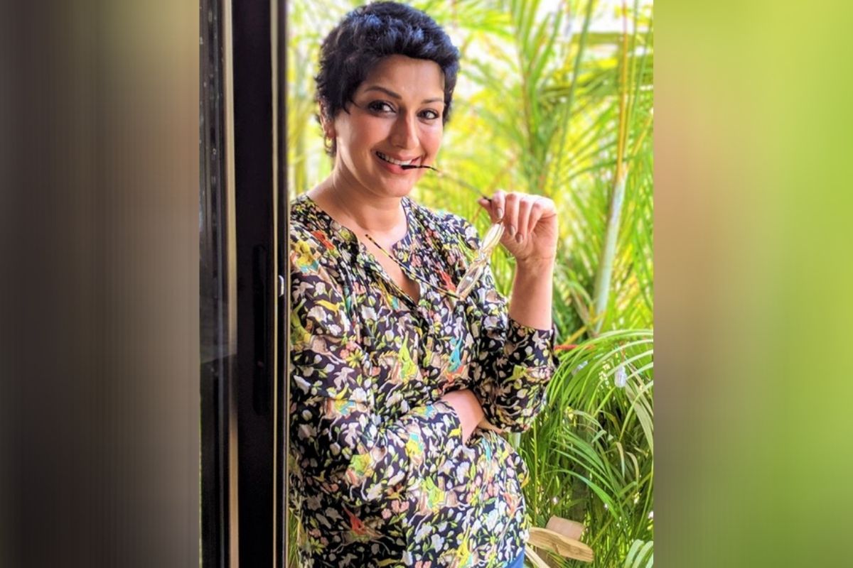 जुलै 2018 मध्ये अभिनेत्री सोनाली बेंद्रेला कॅन्सर झाल्याचं निदान डॉक्टरांनी केलं. कॅन्सरचा संपूर्ण अनुभव तिने फोटो आणि पोस्टमधून सोशल मीडियावर सांगितला. न्यूयॉर्कमध्ये ट्रीटमेंट घेतल्यानंतर त्याच वर्षी डिसेंबरमध्ये सोनाली भारतात परतली. पण तिला चेक अप साठी सतत न्यूयॉर्कला जावं लागायचं. सोनाली आणि तिच्या कुटुंबियांनी कणखरपणे कॅन्सरसारख्या आजाराला परतवून लावलं. त्यानंतर काही जाहिरांतींमध्ये ती झळकली. जुलै 2018 मध्ये अभिनेत्री सोनाली बेंद्रेला कॅन्सर झाल्याचं निदान डॉक्टरांनी केलं. कॅन्सरचा संपूर्ण अनुभव तिने फोटो आणि पोस्टमधून सोशल मीडियावर सांगितला. न्यूयॉर्कमध्ये ट्रीटमेंट घेतल्यानंतर त्याच वर्षी डिसेंबरमध्ये सोनाली भारतात परतली. पण तिला चेक अप साठी सतत न्यूयॉर्कला जावं लागायचं. सोनाली आणि तिच्या कुटुंबियांनी कणखरपणे कॅन्सरसारख्या आजाराला परतवून लावलं. त्यानंतर काही जाहिरांतींमध्ये ती झळकली.