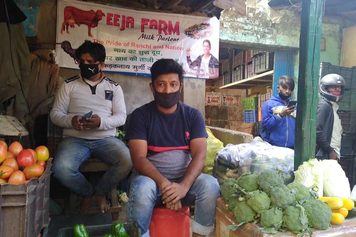 रांचीच्या फळ बाजारापासून काही अंतरावर धोनीचा फोटो लावून त्याच्या शेतातल्या ऑरगॅनिक भाज्या विकल्या जात आहेत. रांचीच्या फळ बाजारापासून काही अंतरावर धोनीचा फोटो लावून त्याच्या शेतातल्या ऑरगॅनिक भाज्या विकल्या जात आहेत.