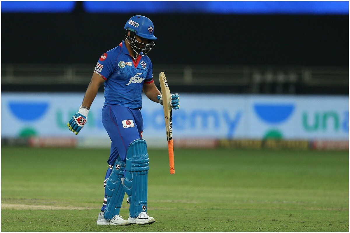 ऋषभ पंत : दिल्ली कॅपिटल्सचा विकेट कीपर बॅट्समन ऋषभ पंत (Rishabh Pant) यंदाच्या आयपीएलमध्ये फिटनेस आणि फॉर्मसाठी संघर्ष करताना दिसला. आपल्या नेहमीच्या फटकेबाजीसाठी ओळख असलेल्या पंतला यावर्षी मोठे शॉट मारता आले नाहीत. पंतला 14 मॅचमध्ये फक्त 343 रन करता आले, यामध्ये एका अर्धशतकाचा समावेश होता. (Delhi Capitals/Twitter) ऋषभ पंत : दिल्ली कॅपिटल्सचा विकेट कीपर बॅट्समन ऋषभ पंत (Rishabh Pant) यंदाच्या आयपीएलमध्ये फिटनेस आणि फॉर्मसाठी संघर्ष करताना दिसला. आपल्या नेहमीच्या फटकेबाजीसाठी ओळख असलेल्या पंतला यावर्षी मोठे शॉट मारता आले नाहीत. पंतला 14 मॅचमध्ये फक्त 343 रन करता आले, यामध्ये एका अर्धशतकाचा समावेश होता. (Delhi Capitals/Twitter)