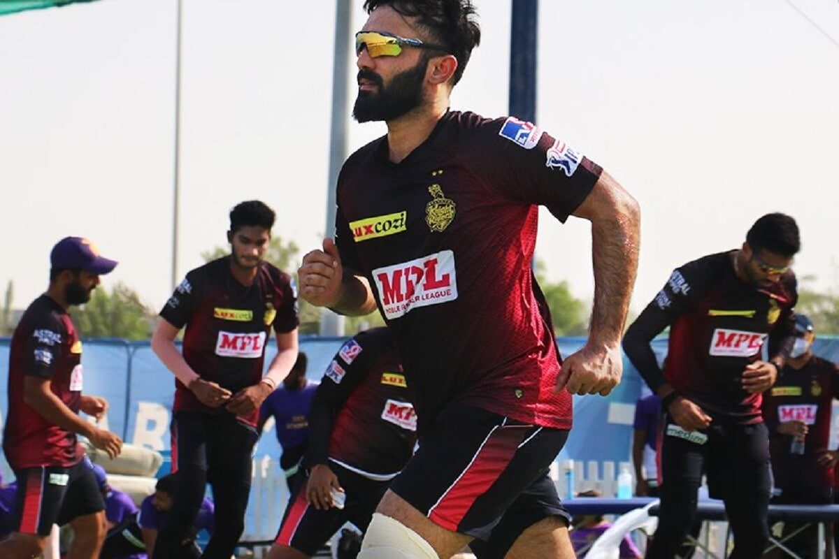 दिनेश कार्तिक : भारताचा दिग्गज क्रिकेटपटू दिनेश कार्तिक (Dinesh Karthik) याच्यासाठी हे वर्ष गोंधळातलं होतं. कोलकात्याने अर्ध्या मोसमातच कार्तिककडून इयन मॉर्गनकडे नेतृत्व दिलं. कार्तिकने या मोसमात 14 मॅचमध्ये 169 रन केले. कार्तिकसाठी हा तिसरा सगळ्यात खराब मोसम राहिला. (KKR/Twitter) दिनेश कार्तिक : भारताचा दिग्गज क्रिकेटपटू दिनेश कार्तिक (Dinesh Karthik) याच्यासाठी हे वर्ष गोंधळातलं होतं. कोलकात्याने अर्ध्या मोसमातच कार्तिककडून इयन मॉर्गनकडे नेतृत्व दिलं. कार्तिकने या मोसमात 14 मॅचमध्ये 169 रन केले. कार्तिकसाठी हा तिसरा सगळ्यात खराब मोसम राहिला. (KKR/Twitter)