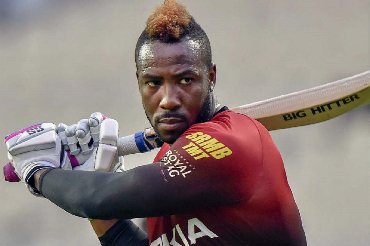 आंद्रे रसेल : धमाकेदार बॅटिंगसाठी प्रसिद्ध असलेला आंद्रे रसेल (Andre Russell) देखील यावर्षी सुपर फ्लॉप ठरला. या मोसमात रसेल दुखापतीमुळेच हैराण होता. कोलकात्याकडून खेळताना रसेलने 10 मॅचमध्ये फक्त 117 रन केले. त्याची सरासरी 13 रन एवढी कमी होती. या मोसमात रसेलला एकही अर्धशतक करता आलं नाही. केकेआरच्या खराब कामगिरीसाठी रसेलचा फॉर्मही मुख्य कारण ठरलं. (KKR/Twitter) आंद्रे रसेल : धमाकेदार बॅटिंगसाठी प्रसिद्ध असलेला आंद्रे रसेल (Andre Russell) देखील यावर्षी सुपर फ्लॉप ठरला. या मोसमात रसेल दुखापतीमुळेच हैराण होता. कोलकात्याकडून खेळताना रसेलने 10 मॅचमध्ये फक्त 117 रन केले. त्याची सरासरी 13 रन एवढी कमी होती. या मोसमात रसेलला एकही अर्धशतक करता आलं नाही. केकेआरच्या खराब कामगिरीसाठी रसेलचा फॉर्मही मुख्य कारण ठरलं. (KKR/Twitter)