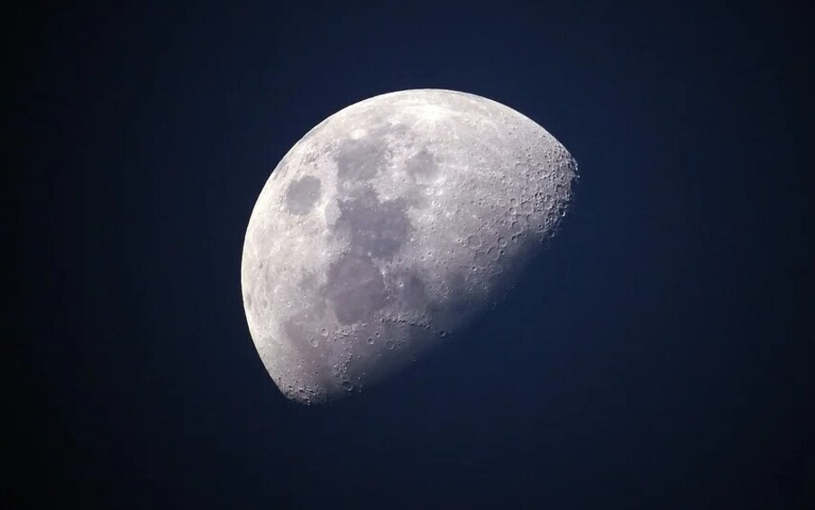 चीन चंद्रावरून माती आणि दगड घेऊन आला आहे. त्याशिवाय चंद्रावर आणखीही वेगवेगळ्या प्रकारचा अभ्यास होत आहे. ऑक्टोबरमध्ये शास्त्रज्ञांना एक आश्चर्यकारक गोष्ट समजली, ती म्हणजे चंद्रावरही पाणी (Water on Moon) आहे. चंद्राच्या सूर्यप्रकाशाने तेजाळलेल्या भागावर पाण्याचं अस्तित्व दिसलं.