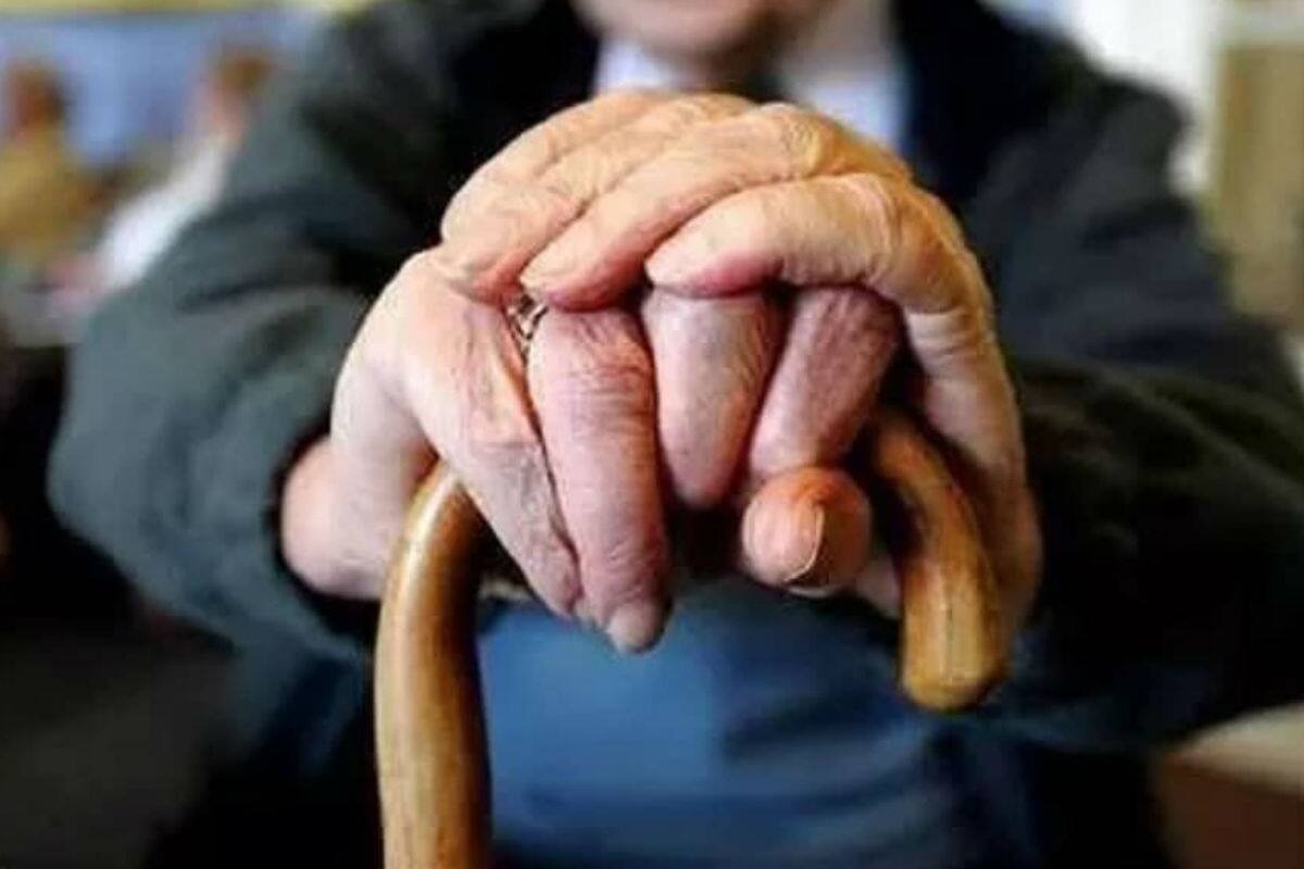 या सुविधेच्या नोंदणीकरता तुम्ही बँकेच्या मोबाइल अॅप्लिकेशन, वेबसाइट किंवा कॉल सेंटर इ. पर्यायांचा वापर करू शकता. या सुविधेचा लाभ घेण्याासाठी तुम्हाला एक फॉर्म भरावा लागेल. ही सुविधा बँक शाखेपासून 5 किलोमीटर अंतरापर्यंत राहणाऱ्या ग्राहकांनाच मिळेल. शिवाय डोअर स्टेप बँकिंग सेवेचा लाभ घेण्यासाठी रजिस्टर्ड मोबाइल क्रमांकावर SMS सुविधा सक्रीय करावी लागेल. या सुविधेसाठी रजिस्ट्रेशन प्रक्रिया पूर्ण झाल्यानंतर तुमच्या मोबाइलवर त्याबाबत मेसेज पाठवला जाईल. या सुविधेच्या नोंदणीकरता तुम्ही बँकेच्या मोबाइल अॅप्लिकेशन, वेबसाइट किंवा कॉल सेंटर इ. पर्यायांचा वापर करू शकता. या सुविधेचा लाभ घेण्याासाठी तुम्हाला एक फॉर्म भरावा लागेल. ही सुविधा बँक शाखेपासून 5 किलोमीटर अंतरापर्यंत राहणाऱ्या ग्राहकांनाच मिळेल. शिवाय डोअर स्टेप बँकिंग सेवेचा लाभ घेण्यासाठी रजिस्टर्ड मोबाइल क्रमांकावर SMS सुविधा सक्रीय करावी लागेल. या सुविधेसाठी रजिस्ट्रेशन प्रक्रिया पूर्ण झाल्यानंतर तुमच्या मोबाइलवर त्याबाबत मेसेज पाठवला जाईल.