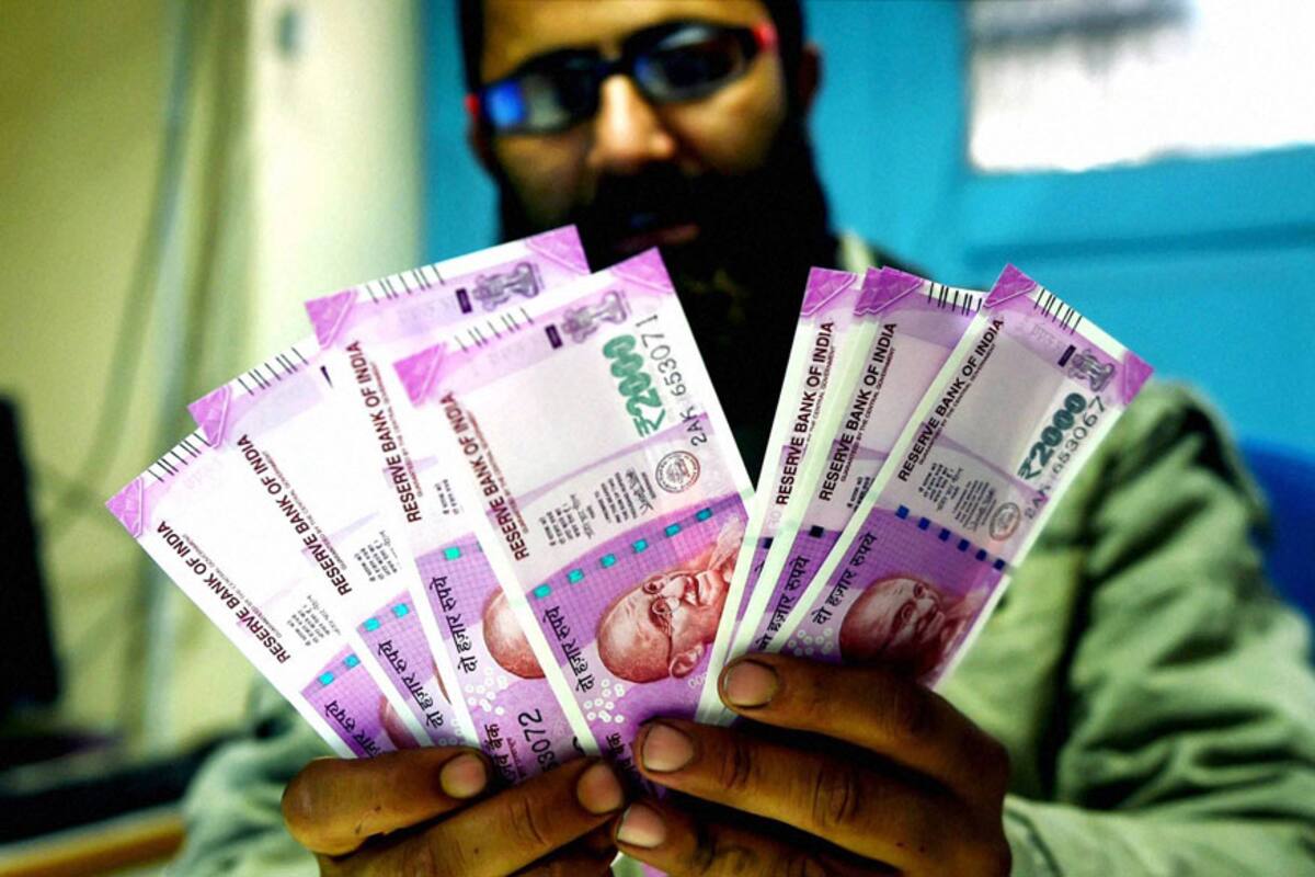 डोअर स्टेप बँकिंगमध्ये व्यवहाराची मर्यादा- जर तुमचे खाते यूनियन बँक ऑफ इंडिया (Union Bank of India) मध्ये आहे तर या सुविधेअंतर्गत पैसे काढण्याची आणि भरण्याची कमीत कमी रक्कम 5000 तर जास्तीत जास्त रक्कम 25000 रुपये आहे. तर तुम्ही SBI चे ग्राहक असाल तर तर मिनिमम लिमिट 1000 तर जास्तीत जास्त 20000 रुपये तुम्हाला काढता येतील. ही रक्कम काढण्याकरता संबंधित ग्राहकांकडे पर्याप्त बॅलन्स असणे गरजेचे आहे, नाहीतर ट्रान्झॅक्शन रद्द होईल. डोअर स्टेप बँकिंगमध्ये व्यवहाराची मर्यादा- जर तुमचे खाते यूनियन बँक ऑफ इंडिया (Union Bank of India) मध्ये आहे तर या सुविधेअंतर्गत पैसे काढण्याची आणि भरण्याची कमीत कमी रक्कम 5000 तर जास्तीत जास्त रक्कम 25000 रुपये आहे. तर तुम्ही SBI चे ग्राहक असाल तर तर मिनिमम लिमिट 1000 तर जास्तीत जास्त 20000 रुपये तुम्हाला काढता येतील. ही रक्कम काढण्याकरता संबंधित ग्राहकांकडे पर्याप्त बॅलन्स असणे गरजेचे आहे, नाहीतर ट्रान्झॅक्शन रद्द होईल.
