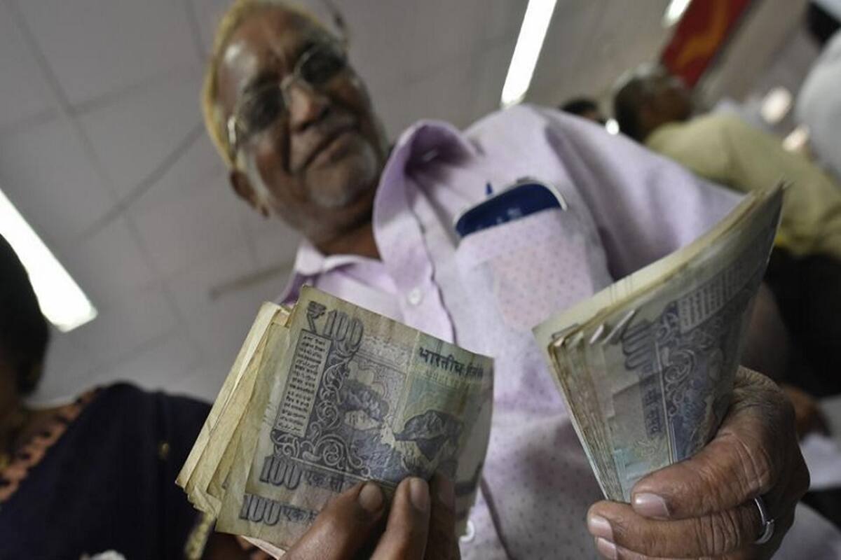 डोअर स्टेप बँकिंगसाठी काय आहे शुल्क?- एसबीआयमध्ये फायनान्शिअल आणि नॉन फायनान्शिअल सर्व्हिसेससाठी प्रति व्हिजिट 75 रुपये+जीएसटी एवढे शुल्क घेतले जाते. तर यूनियन बँक ऑफ इंडियामध्ये हे शुल्क 200 रुपये+जीएसटी प्रति व्हिजिट आहे. पंजाब अँड सिंध बँकेत (Punjab & Sind Bank) प्रति व्हिजिट 50 रुपये+जीएसटी एवढे शुल्क घेतले जाते. तुम्हाला हे पैसे एजंटला द्यावे लागत नाही, तुमची रिक्वेस्ट पूर्ण झाल्यानंतर खात्यातून रक्कम वजा केली जाते. डोअर स्टेप बँकिंगसाठी काय आहे शुल्क?- एसबीआयमध्ये फायनान्शिअल आणि नॉन फायनान्शिअल सर्व्हिसेससाठी प्रति व्हिजिट 75 रुपये+जीएसटी एवढे शुल्क घेतले जाते. तर यूनियन बँक ऑफ इंडियामध्ये हे शुल्क 200 रुपये+जीएसटी प्रति व्हिजिट आहे. पंजाब अँड सिंध बँकेत (Punjab & Sind Bank) प्रति व्हिजिट 50 रुपये+जीएसटी एवढे शुल्क घेतले जाते. तुम्हाला हे पैसे एजंटला द्यावे लागत नाही, तुमची रिक्वेस्ट पूर्ण झाल्यानंतर खात्यातून रक्कम वजा केली जाते.