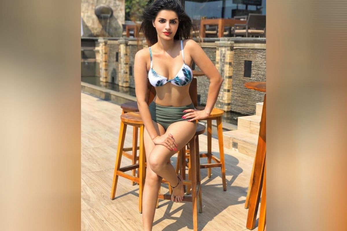 सोनालीने वयाच्या 19व्या वर्षीच किंगफिशरची (Kingfisher) कॅलेंडर गर्ल (Calendar Girl) म्हणून सगळ्या जगात प्रसिद्धी मिळवली होती. त्यानंतर सोनाली मॉडेलिंग (Modelling) जगातलं एक मोठं नाव म्हणून पुढे आली. 2014 मध्ये सोनालीने 'द एक्सपोज' (The Expose) या सिनेमातून बॉलीवूड (Bollywood) मध्ये पदार्पण केलं. सोनालीने वयाच्या 19व्या वर्षीच किंगफिशरची (Kingfisher) कॅलेंडर गर्ल (Calendar Girl) म्हणून सगळ्या जगात प्रसिद्धी मिळवली होती. त्यानंतर सोनाली मॉडेलिंग (Modelling) जगातलं एक मोठं नाव म्हणून पुढे आली. 2014 मध्ये सोनालीने 'द एक्सपोज' (The Expose) या सिनेमातून बॉलीवूड (Bollywood) मध्ये पदार्पण केलं.