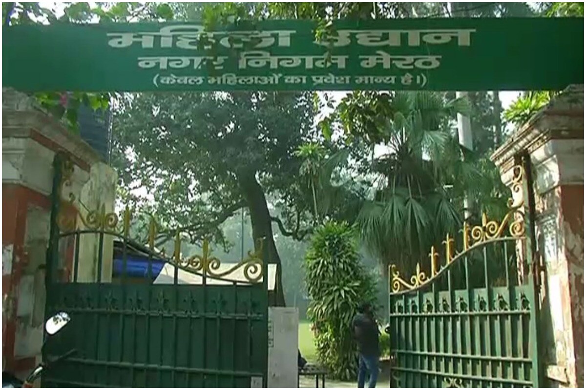इंग्रजांच्या काळात बांधलेल्या या बागेमध्ये आजपर्यंत केवळ महिलांना आणि मुलींनाच प्रवेश देण्यात आला आहे आणि आजही तसंच होतं. या बागेच्या बाहेर स्पष्ट शब्दांत लेडिज पार्क(Ladies Park) असं लिहलं आहे. या ठिकाणी महिला सुरक्षितपणे दररोज फिरायला येऊ शकतात. त्याचबरोबर इंग्रजांच्या काळापासून या पार्कमध्ये केवळ महिलांना प्रवेश असून आजही ही परंपरा अखंडितपणे सुरु आहे. इंग्रजांच्या काळात बांधलेल्या या बागेमध्ये आजपर्यंत केवळ महिलांना आणि मुलींनाच प्रवेश देण्यात आला आहे आणि आजही तसंच होतं. या बागेच्या बाहेर स्पष्ट शब्दांत लेडिज पार्क(Ladies Park) असं लिहलं आहे. या ठिकाणी महिला सुरक्षितपणे दररोज फिरायला येऊ शकतात. त्याचबरोबर इंग्रजांच्या काळापासून या पार्कमध्ये केवळ महिलांना प्रवेश असून आजही ही परंपरा अखंडितपणे सुरु आहे.