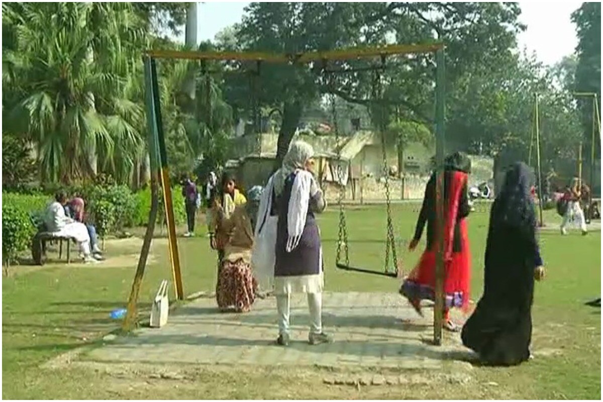 पालिका आयुक्त मनीष बन्सल यांनी यासंदर्भात लवकरच याची डागडुजी होणार असल्याचं म्हटलं आहे. अमृत योजनेअंतर्गत यासाठी 1 कोटी रुपयांची रक्कम मिळाली असून लवकरच त्याच्या कामाला सुरुवात होणार आहे. त्यामुळं मुलींना आणि महिलांना ही बाग अत्याधुनिक पद्धतीने पाहायला मिळणार आहे. पालिका आयुक्त मनीष बन्सल यांनी यासंदर्भात लवकरच याची डागडुजी होणार असल्याचं म्हटलं आहे. अमृत योजनेअंतर्गत यासाठी 1 कोटी रुपयांची रक्कम मिळाली असून लवकरच त्याच्या कामाला सुरुवात होणार आहे. त्यामुळं मुलींना आणि महिलांना ही बाग अत्याधुनिक पद्धतीने पाहायला मिळणार आहे.