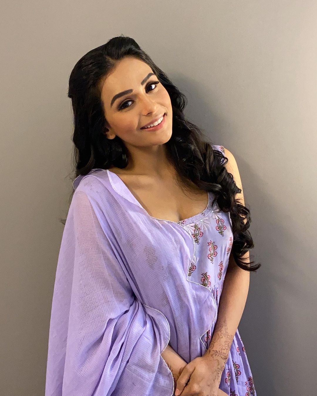 सोनल वेंगुरलेकर (Sonal Wengurlekar)- सोनलवर लॉकडाऊन दरम्यान एव्हढी वाईट वेळी आली कि तिला तिच्या ड्राइव्हरने (Driver) आर्थिक मदत करण्याची ऑफर दिली होती.लॉकडाऊन दरम्यान सोनलने सोशल मीडियावर पोस्ट शेअर केली होती, ज्यात तिने तिची आर्थिक समस्या मांडली. तसेच या व्हिडिओतून तिने ये तेरी गलियानच्या (Yeh Teri Galiya) निर्मात्यांवर मानधन न दिल्याचा आरोपही केला. त्याचवेळी सोनलने सांगितलं होतं की लॉकडाऊन (Lockdown) दरम्यान तिच्या ड्रायव्हरने तिला मदत म्हणून 1500 रूपयांची ऑफर दिली. (Photo Credit- @sonal_1206/Instagram) सोनल वेंगुरलेकर (Sonal Wengurlekar)- सोनलवर लॉकडाऊन दरम्यान एव्हढी वाईट वेळी आली कि तिला तिच्या ड्राइव्हरने (Driver) आर्थिक मदत करण्याची ऑफर दिली होती.लॉकडाऊन दरम्यान सोनलने सोशल मीडियावर पोस्ट शेअर केली होती, ज्यात तिने तिची आर्थिक समस्या मांडली. तसेच या व्हिडिओतून तिने ये तेरी गलियानच्या (Yeh Teri Galiya) निर्मात्यांवर मानधन न दिल्याचा आरोपही केला. त्याचवेळी सोनलने सांगितलं होतं की लॉकडाऊन (Lockdown) दरम्यान तिच्या ड्रायव्हरने तिला मदत म्हणून 1500 रूपयांची ऑफर दिली. (Photo Credit- @sonal_1206/Instagram)
