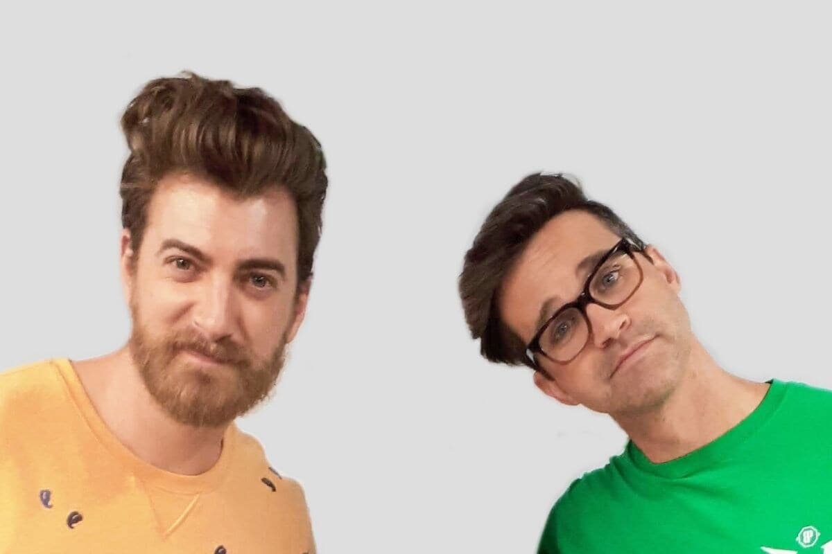 4. रेट अँड लिंक (Rhett and Link ) - युट्यूबवरील प्रसिद्ध टॉक शोसाठी हे चॅनेल प्रसिद्ध आहे. या चॅनलला मोठा चाहता वर्ग असून याचे 41.8 मिलियन सब्स्क्राइबर्स आहेत. यावर्षी याला 1.9 बिलियन व्ह्यूज मिळाले असून 2012 मध्ये Rhett and Link ने या चॅनेलची सुरुवात केली होती. यावर्षी या चॅनेलच्या माध्यमातून 20 मिलियन डॉलरची कमाई केली आहे. 4. रेट अँड लिंक (Rhett and Link ) - युट्यूबवरील प्रसिद्ध टॉक शोसाठी हे चॅनेल प्रसिद्ध आहे. या चॅनलला मोठा चाहता वर्ग असून याचे 41.8 मिलियन सब्स्क्राइबर्स आहेत. यावर्षी याला 1.9 बिलियन व्ह्यूज मिळाले असून 2012 मध्ये Rhett and Link ने या चॅनेलची सुरुवात केली होती. यावर्षी या चॅनेलच्या माध्यमातून 20 मिलियन डॉलरची कमाई केली आहे.