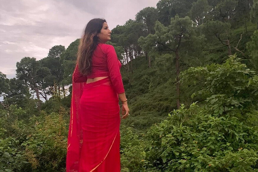 सोनाली फोगाट(Sonali Phogat) यांनी अनेक मालिका आणि चित्रपटांमध्ये देखील काम केलं आहे. त्यानंतर राजकारणात(Politics) प्रवेश करून त्यांनी आपल्या राजकीय कलेचा देखील परिचय दिला आहे. हरियाणा भाजपमधील त्या दमदार नेत्या समजल्या जातात. लाल साडीमध्ये त्यांचं सौंदर्य अतिशय खुलत दिसत आहे. सोनाली फोगाट(Sonali Phogat) यांनी अनेक मालिका आणि चित्रपटांमध्ये देखील काम केलं आहे. त्यानंतर राजकारणात(Politics) प्रवेश करून त्यांनी आपल्या राजकीय कलेचा देखील परिचय दिला आहे. हरियाणा भाजपमधील त्या दमदार नेत्या समजल्या जातात. लाल साडीमध्ये त्यांचं सौंदर्य अतिशय खुलत दिसत आहे.