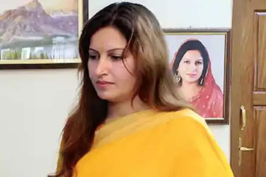 हरियाणामधून बिग बॉसच्या घरात प्रवेश करणाऱ्या सोनाली फोगाट या दुसऱ्या महिला आहेत. त्यांच्याआधी बिग बॉस 11 मध्ये हरियाणाची डान्सर सपना चौधरी हिने सहभाग घेतला होता. त्या सिझनमधे तिला खूप लोकप्रियता मिळाली होती. या सिझनमध्ये सपना चौधरी (Sapna Chaudhary) आणि अर्शी खान(Arshi Khan) हिच्यामध्ये मोठी भांडंणं पाहायला मिळाली होती. 