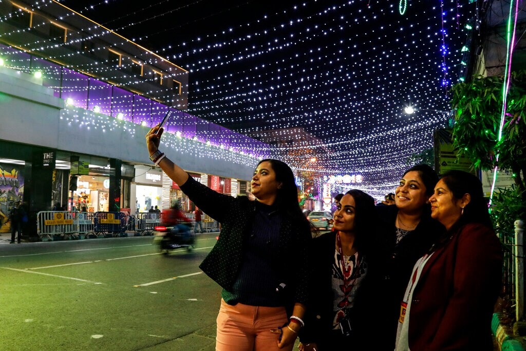 पश्चिम बंगालमध्ये देखील ममत बॅनर्जी यांनी ख्रिसमसच्या शुभेच्छा दिल्या आहेत. कॅथेड्रल ऑफ द मोस्ट होली रोजरी चर्च इथे प्रार्थनेचं आयोजन करण्यात आलं होतं. या सणामुळे पुन्हा एकदा उत्साह भरून आल्याची भावाना देखील ममता बॅनर्जींनी व्यक्त केली आहे. पश्चिम बंगालमध्ये देखील ममत बॅनर्जी यांनी ख्रिसमसच्या शुभेच्छा दिल्या आहेत. कॅथेड्रल ऑफ द मोस्ट होली रोजरी चर्च इथे प्रार्थनेचं आयोजन करण्यात आलं होतं. या सणामुळे पुन्हा एकदा उत्साह भरून आल्याची भावाना देखील ममता बॅनर्जींनी व्यक्त केली आहे.