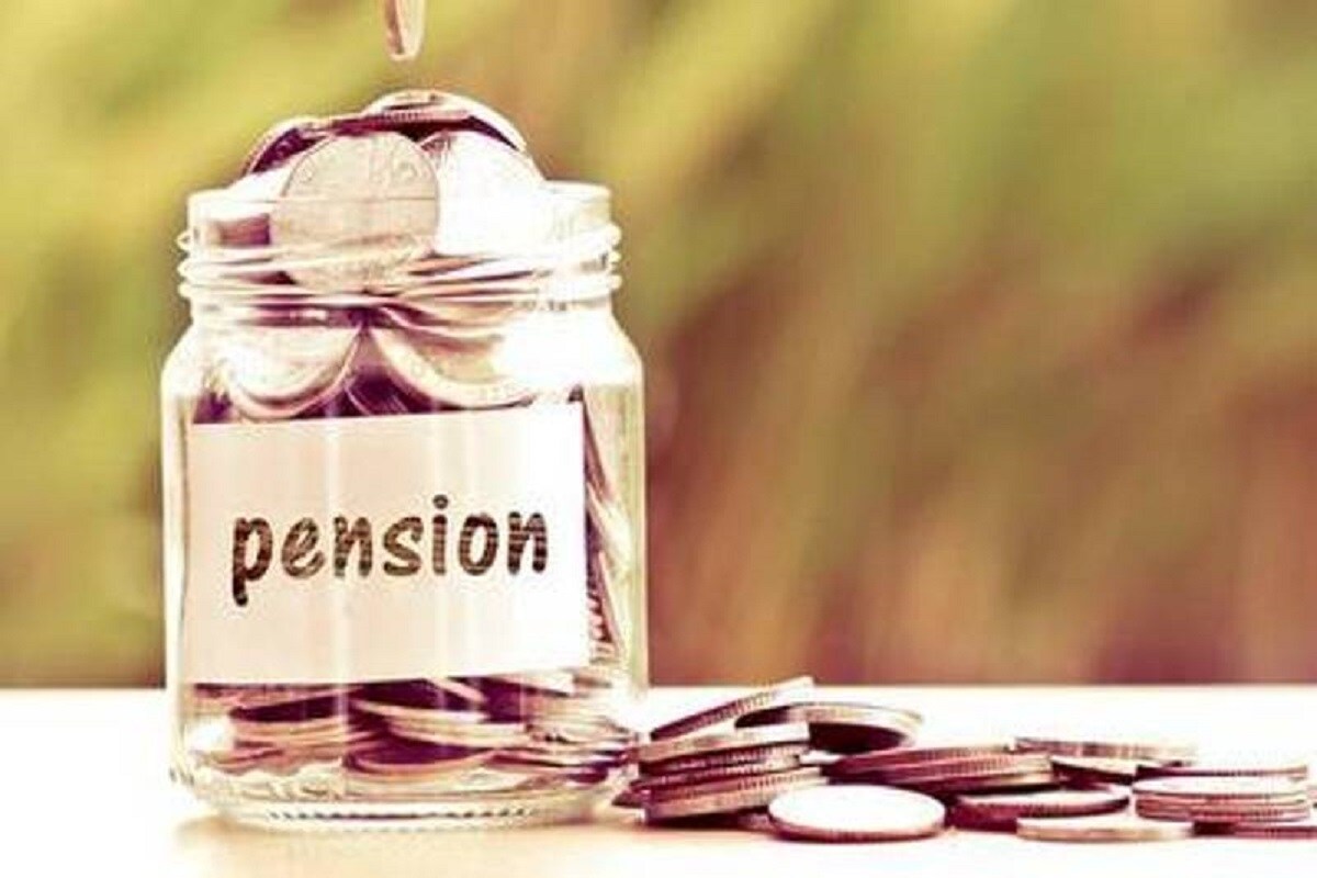 अटल पेन्शन योजनेमधील सदस्यांची संख्या ऑगस्ट 202 पर्यंत 2.4 कोटींपेक्षा जास्त झाली आहे. आर्थिक वर्ष 2020-21 दरम्यान 260 APY प्रोव्हायडर्सच्या माध्यमातून 17 लाखांपेक्षा जास्त APY खाती उघडण्यात आली आहेत. मिळालेल्या माहितीनुसार याआधारे खातेधारकांची संख्या यावर्षी ऑक्टोबरपर्यंत 34.51 टक्क्यांनी वाढून 2.45 कोटींवर गेली आहे, जी गेल्यावर्षी ऑक्टोबरमध्ये 1.82 कोटी होती. अटल पेन्शन योजनेमधील सदस्यांची संख्या ऑगस्ट 202 पर्यंत 2.4 कोटींपेक्षा जास्त झाली आहे. आर्थिक वर्ष 2020-21 दरम्यान 260 APY प्रोव्हायडर्सच्या माध्यमातून 17 लाखांपेक्षा जास्त APY खाती उघडण्यात आली आहेत. मिळालेल्या माहितीनुसार याआधारे खातेधारकांची संख्या यावर्षी ऑक्टोबरपर्यंत 34.51 टक्क्यांनी वाढून 2.45 कोटींवर गेली आहे, जी गेल्यावर्षी ऑक्टोबरमध्ये 1.82 कोटी होती.
