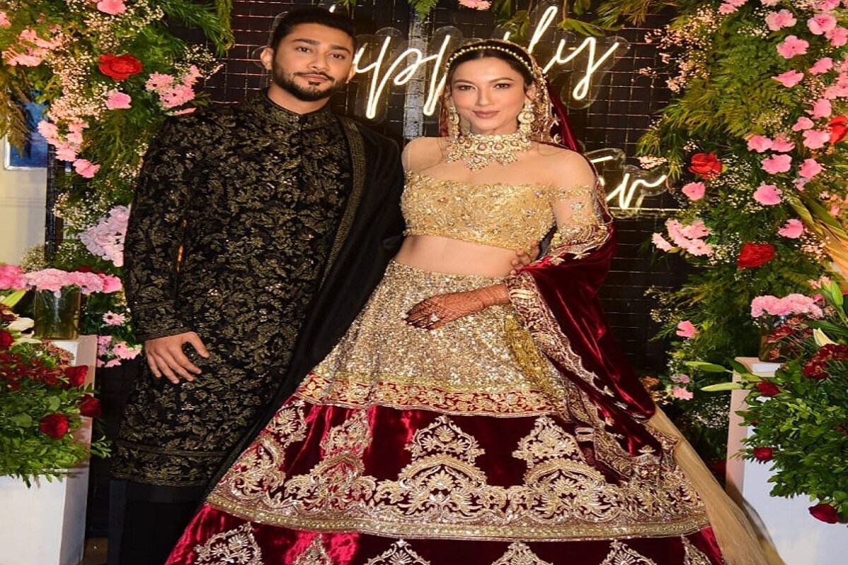 बिग बॉस 7 ची विजेती ठरलेली गौहर खान (Gauhar Khan) आणि टीकटॉकर झैद दरबार (Zaid Darbar) हे नुकतेच लग्नबंधनात अडकले. त्यांचं हटके वेडिंग कार्डही व्हायरल झालं होतं. गौहरच्या मेहंदीचे फोटो चाहत्यांना अतिशय पसंत पडले होते. बिग बॉस 7 ची विजेती ठरलेली गौहर खान (Gauhar Khan) आणि टीकटॉकर झैद दरबार (Zaid Darbar) हे नुकतेच लग्नबंधनात अडकले. त्यांचं हटके वेडिंग कार्डही व्हायरल झालं होतं. गौहरच्या मेहंदीचे फोटो चाहत्यांना अतिशय पसंत पडले होते.