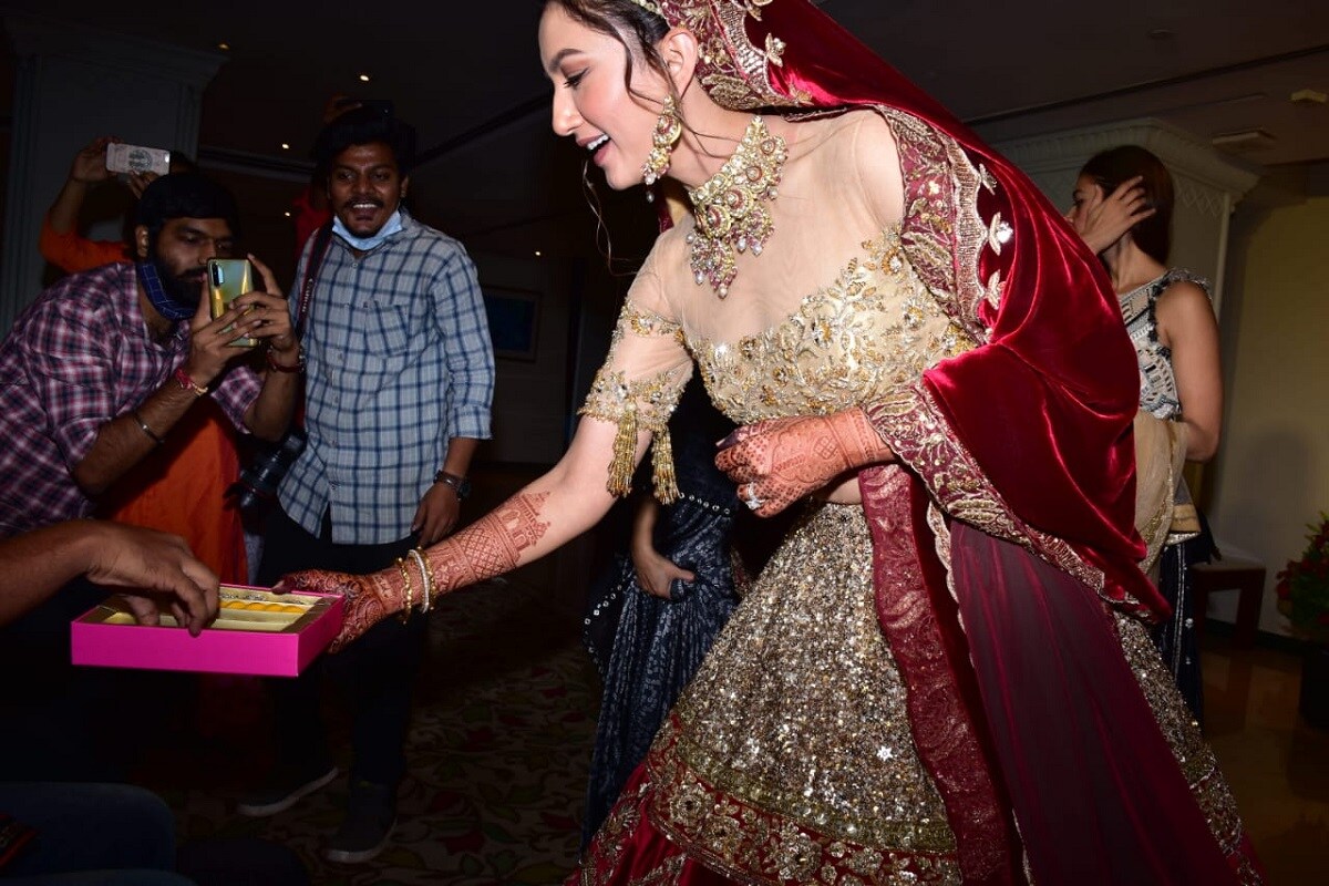 झैद गौहर खानपेक्षा 11 वर्षांनी लहान आहे. गौहर खान आणि अभिनेता कुशाल टंडन दीर्घकाळासाछी रिलेशनशीपमध्ये होते. मात्र त्यांचं नातं टिकलं नाही. कुशालदेखील बिग बॉस प्रतिस्पर्धी होता. शोमध्ये देखील त्यांची केमिस्ट्री दिसून यायची पण त्यांनी कालांतराने ब्रेकअप करण्याचा निर्णय घेतला. झैद गौहर खानपेक्षा 11 वर्षांनी लहान आहे. गौहर खान आणि अभिनेता कुशाल टंडन दीर्घकाळासाछी रिलेशनशीपमध्ये होते. मात्र त्यांचं नातं टिकलं नाही. कुशालदेखील बिग बॉस प्रतिस्पर्धी होता. शोमध्ये देखील त्यांची केमिस्ट्री दिसून यायची पण त्यांनी कालांतराने ब्रेकअप करण्याचा निर्णय घेतला.