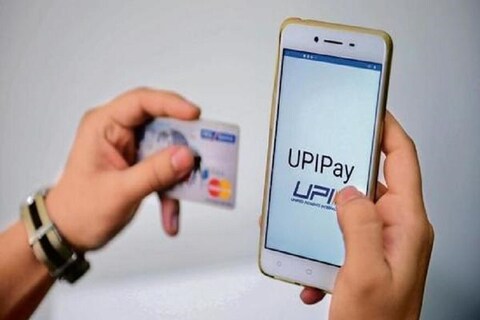UPI पेमेंट एक्ट्रा चार्ज - 1 जानेवारीपासून Amazon Pay, Google Pay आणि Phone Pay वरून व्यवहारावर एक्ट्रा चार्ज द्यावा लागू शकतो. NPCI ने 1 जानेवारीपासून थर्ड पार्टी ऍप प्रोवायडर्सकडून चालवल्या जाणाऱ्या यूपीआय पेमेंट (UPI Payment) सर्व्हिसवर अतिरिक्त चार्ज लावण्याचा निर्णय घेतला आहे. 