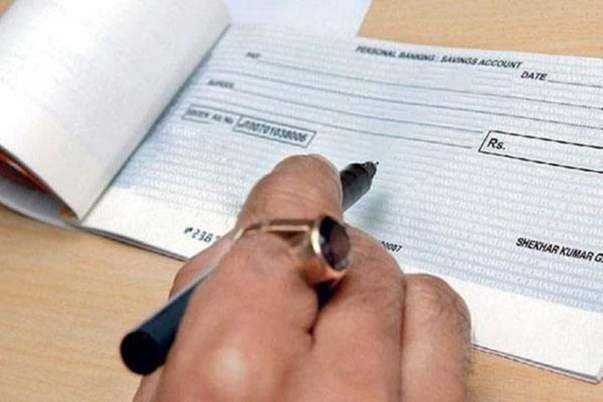 चेक पेमेंट - 1 जानेवारी, 2021 पासून चेक पेमेंटशी संबंधीत नियम बदलतील. याअंतर्गत 50000 रुपयांहून अधिक पेमेंट करताना चेकसाठी पॉझिटिव्ह पे सिस्टम लागू होईल. पॉझिटिव्ह पे सिस्टम एक ऑटोमेटिक टूल आहे, जी चेकद्वारे होणारी फसवणूक टाळण्यास मदत करेल. चेक पेमेंट - 1 जानेवारी, 2021 पासून चेक पेमेंटशी संबंधीत नियम बदलतील. याअंतर्गत 50000 रुपयांहून अधिक पेमेंट करताना चेकसाठी पॉझिटिव्ह पे सिस्टम लागू होईल. पॉझिटिव्ह पे सिस्टम एक ऑटोमेटिक टूल आहे, जी चेकद्वारे होणारी फसवणूक टाळण्यास मदत करेल.