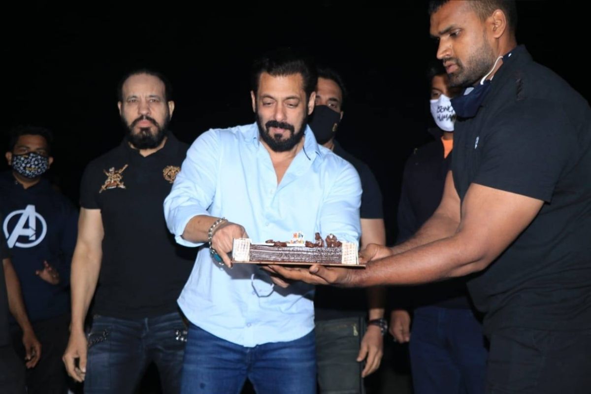 भाईजानचा वाढदिवस पनवेलच्या फार्महाऊसवर अगदी दणक्यात साजरा झाला आहे. सलमानच्या वाढदिवसाच्या पार्टीचे काही फोटो सध्या व्हायरल झाले आहेत. भाईजानचा वाढदिवस पनवेलच्या फार्महाऊसवर अगदी दणक्यात साजरा झाला आहे. सलमानच्या वाढदिवसाच्या पार्टीचे काही फोटो सध्या व्हायरल झाले आहेत.