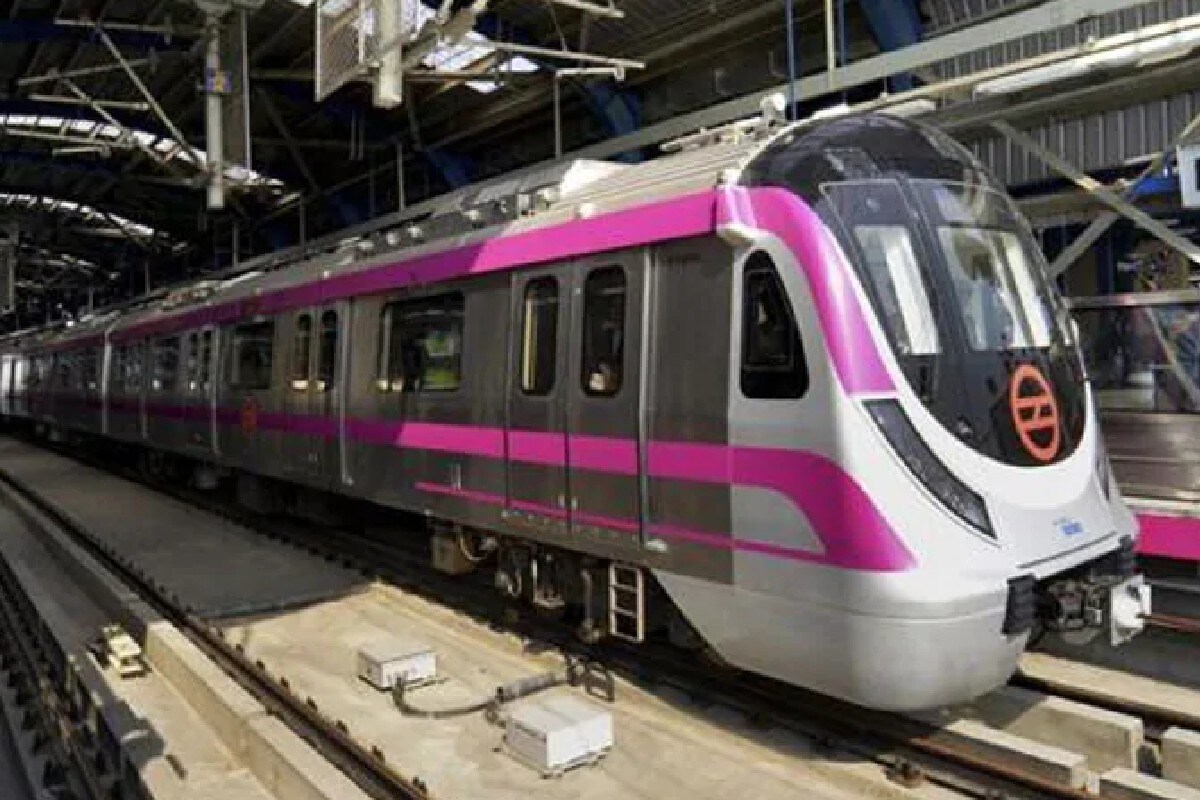 जनकपुरी वेस्ट ते बॉटनिकल गार्डन दरम्यान 37 कि.मी. लांबीच्या मॅजेन्टा लाईन दरम्यान ड्राईव्हरलेस मेट्रो सेवा सुरू करण्यात आली आहे. 2021 पर्यंत हा पल्ला 57 किमीपर्यंत वाढवण्याचं मोदी सरकारचं नियोजन आहे. पिंक लाईनवर मजलिस पार्क ते शिव विहार दरम्यान ड्रायव्हरलेस मेट्रो सेवा सुरू करण्यात येण्याची शक्यता आहे. जनकपुरी वेस्ट ते बॉटनिकल गार्डन दरम्यान 37 कि.मी. लांबीच्या मॅजेन्टा लाईन दरम्यान ड्राईव्हरलेस मेट्रो सेवा सुरू करण्यात आली आहे. 2021 पर्यंत हा पल्ला 57 किमीपर्यंत वाढवण्याचं मोदी सरकारचं नियोजन आहे. पिंक लाईनवर मजलिस पार्क ते शिव विहार दरम्यान ड्रायव्हरलेस मेट्रो सेवा सुरू करण्यात येण्याची शक्यता आहे.