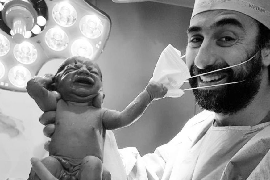 2021 कडून असलेली हीच खरी आशा! UAE मधील महिलांचे डॉक्टर समीर चीअब यांनी या फोटो सोशल मीडियावर टाकला असून खूप मोठ्या प्रमाणात व्हायरल झाला होता. Photo: Facebook/Dr Samer Cheaib 2021 कडून असलेली हीच खरी आशा! UAE मधील महिलांचे डॉक्टर समीर चीअब यांनी या फोटो सोशल मीडियावर टाकला असून खूप मोठ्या प्रमाणात व्हायरल झाला होता. Photo: Facebook/Dr Samer Cheaib