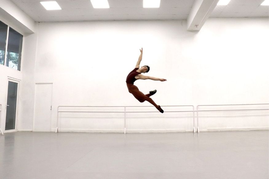दिल्लीमधील रिक्षा चालकाचा कमल सिंग हा मुलगा असून त्याला लंडनमधील English National Ballet School मध्ये प्रवेश मिळाला असून यासाठी तो नागरिकांच्या मदतीने कोर्ससाठी पैसे गोळा करत आहे. या स्कुलचे डायरेक्टर मेस्ट्रो फर्नांडो अगुएलीराशी यांच्याशी झालेल्या भेटीने त्याच्यामध्ये या डान्स प्रकाराविषयी आवड निर्माण झाली असून त्याला नॅशनल लेव्हलवर डान्स स्पर्धेत भारताचे प्रतिनिधित्व करायचे आहे. Photo: Twitter/ Kamal Singh दिल्लीमधील रिक्षा चालकाचा कमल सिंग हा मुलगा असून त्याला लंडनमधील English National Ballet School मध्ये प्रवेश मिळाला असून यासाठी तो नागरिकांच्या मदतीने कोर्ससाठी पैसे गोळा करत आहे. या स्कुलचे डायरेक्टर मेस्ट्रो फर्नांडो अगुएलीराशी यांच्याशी झालेल्या भेटीने त्याच्यामध्ये या डान्स प्रकाराविषयी आवड निर्माण झाली असून त्याला नॅशनल लेव्हलवर डान्स स्पर्धेत भारताचे प्रतिनिधित्व करायचे आहे. Photo: Twitter/ Kamal Singh
