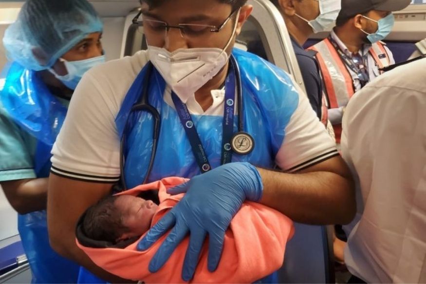 Delhi-Bengaluru 6E 122 या फ्लाईटमधून प्रवास करणाऱ्या या महिलेने ऑक्टोबर महिन्यात इंडिगोच्या विमानामध्ये मुलाला जन्म दिला. Photo: Twitter Delhi-Bengaluru 6E 122 या फ्लाईटमधून प्रवास करणाऱ्या या महिलेने ऑक्टोबर महिन्यात इंडिगोच्या विमानामध्ये मुलाला जन्म दिला. Photo: Twitter