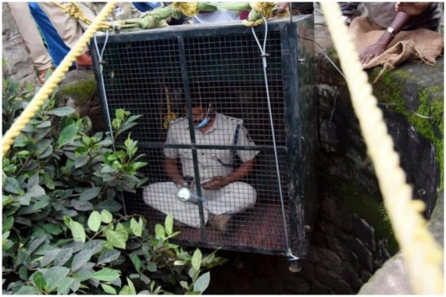 विहिरीत पडलेल्या चित्त्याला वाचवण्यासाठी स्वतः वनअधिकारी पिंजऱ्यातून विहिरीत उतरले होते. कर्नाटकमधील मैसूर येथील सिद्धराजू हे अधिकारी बॅटरी आणि मोबाईल जवळ बाळगत कोरड्या विहिरीत पडलेल्या बिबट्याला रेस्क्यू केलं. हा फोटो खूप व्हायरल झाला होता. Photo: Twitter विहिरीत पडलेल्या चित्त्याला वाचवण्यासाठी स्वतः वनअधिकारी पिंजऱ्यातून विहिरीत उतरले होते. कर्नाटकमधील मैसूर येथील सिद्धराजू हे अधिकारी बॅटरी आणि मोबाईल जवळ बाळगत कोरड्या विहिरीत पडलेल्या बिबट्याला रेस्क्यू केलं. हा फोटो खूप व्हायरल झाला होता. Photo: Twitter