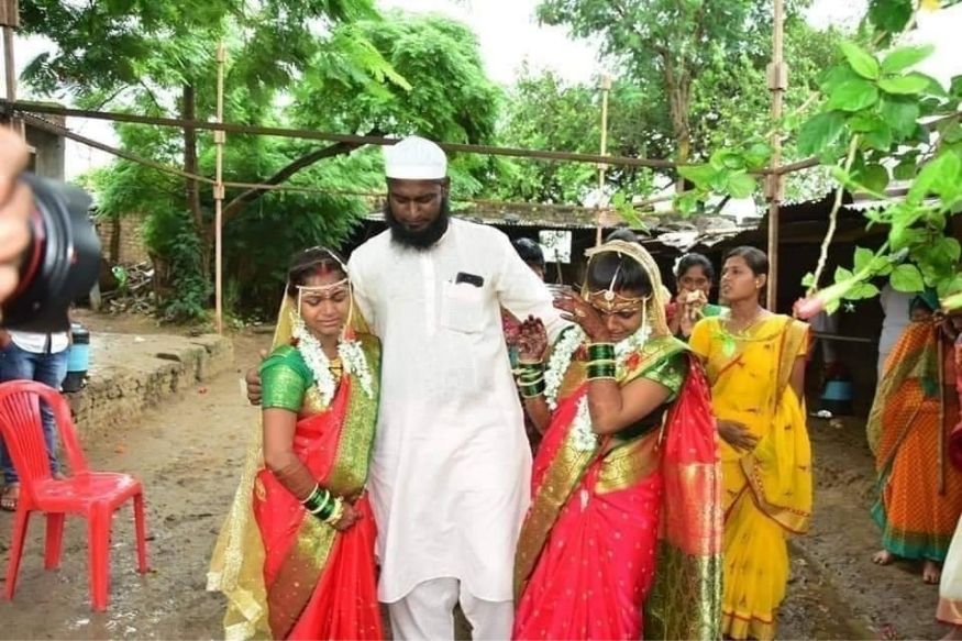 महाराष्ट्रातील अहमदनगर जिल्ह्यातील बाबाभाई पठाण यांनी दत्तक घेतलेल्या दोन मराठी मुलींची लग्न लावून दिली. यावेळी त्यांनी स्वतःच्या पैशाने हिंदू रीती रिवाजानुसार या मुलींची लग्न लावल्याने त्यांचे मोठ्या प्रमाणात कौतुक करण्यात आले. पत्रकार अरिफ शेख यांनी आपल्या ट्विटर अकाऊंटवरून हा फोटो शेअर केल्यानंतर पठाण यांचे राज्यभरात मोठे कौतुक करण्यात आलं होतं.Photo: Twitter/ Arif Shah महाराष्ट्रातील अहमदनगर जिल्ह्यातील बाबाभाई पठाण यांनी दत्तक घेतलेल्या दोन मराठी मुलींची लग्न लावून दिली. यावेळी त्यांनी स्वतःच्या पैशाने हिंदू रीती रिवाजानुसार या मुलींची लग्न लावल्याने त्यांचे मोठ्या प्रमाणात कौतुक करण्यात आले. पत्रकार अरिफ शेख यांनी आपल्या ट्विटर अकाऊंटवरून हा फोटो शेअर केल्यानंतर पठाण यांचे राज्यभरात मोठे कौतुक करण्यात आलं होतं.Photo: Twitter/ Arif Shah