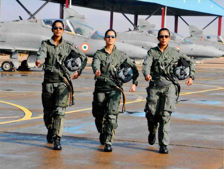 2/10 : सशस्त्र सैन्यदलांत महिलांना कायमस्वरूपी नियुक्ती : भूदल, नौदल आणि हवाई दलात महिलांना कायमस्वरूपी नियुक्ती (Permanent Commission) देण्याचा निर्णय सुप्रीम कोर्टाने 2020च्या सुरुवातीला दिला आणि त्यातून लिंगसमानतेच्या (Gender Equality) दृष्टीने एक ठोस संदेश दिला. महिला शारीरिकदृष्ट्या कमजोर असल्यामुळे त्यांना सशस्त्र सैन्यदलांमध्ये आणि महत्त्वाच्या पदांवर नियुक्ती देऊ नये, असा युक्तिवाद सरकारने केला होता. तो खोडून काढतानाच स्त्री-पुरुषांमध्ये भेद करू नये, असं कोर्टाने म्हटलं होतं. 2/10 : सशस्त्र सैन्यदलांत महिलांना कायमस्वरूपी नियुक्ती : भूदल, नौदल आणि हवाई दलात महिलांना कायमस्वरूपी नियुक्ती (Permanent Commission) देण्याचा निर्णय सुप्रीम कोर्टाने 2020च्या सुरुवातीला दिला आणि त्यातून लिंगसमानतेच्या (Gender Equality) दृष्टीने एक ठोस संदेश दिला. महिला शारीरिकदृष्ट्या कमजोर असल्यामुळे त्यांना सशस्त्र सैन्यदलांमध्ये आणि महत्त्वाच्या पदांवर नियुक्ती देऊ नये, असा युक्तिवाद सरकारने केला होता. तो खोडून काढतानाच स्त्री-पुरुषांमध्ये भेद करू नये, असं कोर्टाने म्हटलं होतं.