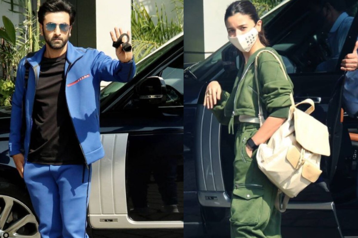 रणबीर कपूर (Ranbir Kapoor) आणि आलिया भट्ट (Alia Bhatt) दीर्घकाळापासून एकमेकांना डेट करत आहेत. त्यांच्या लग्नाच्या चर्चा देखील विशेष रंगल्या होत्या. 2020 च्या सुरुवातीला अशी बातमी समोर आली होती की दोघे यावर्षी लग्नबंधनात अडकणार आहेत, मात्र तसं झालं नाही. असं असलं तरी वर्षाअखेरीस आलिया-रणबीरच्या चाहत्यांसाठी आनंदाची बातमी आहे. आता अशा चर्चा होत आहेत की, रणबीर-आलिया आज साखरपुडा करणार आहेत. (फोटो सौजन्य-@filmydotcom/Instagram) रणबीर कपूर (Ranbir Kapoor) आणि आलिया भट्ट (Alia Bhatt) दीर्घकाळापासून एकमेकांना डेट करत आहेत. त्यांच्या लग्नाच्या चर्चा देखील विशेष रंगल्या होत्या. 2020 च्या सुरुवातीला अशी बातमी समोर आली होती की दोघे यावर्षी लग्नबंधनात अडकणार आहेत, मात्र तसं झालं नाही. असं असलं तरी वर्षाअखेरीस आलिया-रणबीरच्या चाहत्यांसाठी आनंदाची बातमी आहे. आता अशा चर्चा होत आहेत की, रणबीर-आलिया आज साखरपुडा करणार आहेत. (फोटो सौजन्य-@filmydotcom/Instagram)