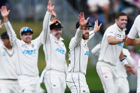 केन विलियमसन (Kane Williamson) याच्या नेतृत्वात न्यूझीलंडने (New Zelanad vs Pakistan) टेस्ट क्रिकेटमध्ये इतिहास घडवला आहे. न्यूझीलंडची टीम पहिल्यांदाच आयसीसी टेस्ट क्रमवारीत (ICC Test Ranking) पहिल्या क्रमांकावर पोहोचली आहे. 