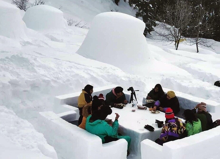 हिमाचल प्रदेशातील(Himachal pradesh) मनालीमधील (Manali) दोन युवक मागील पाच वर्षांपासून इग्लू (Igloo) तयार करत आहेत. मनालीपासून 13 किलोमीटर दूर असणाऱ्या सीथन गावात हे इग्लू (Igloo) तयार करण्यात आले असून दूरदूरवरून पर्यटक या ठिकाणी हिवाळी पर्यटनासाठी येत आहेत. हिमाचल प्रदेशातील(Himachal pradesh) मनालीमधील (Manali) दोन युवक मागील पाच वर्षांपासून इग्लू (Igloo) तयार करत आहेत. मनालीपासून 13 किलोमीटर दूर असणाऱ्या सीथन गावात हे इग्लू (Igloo) तयार करण्यात आले असून दूरदूरवरून पर्यटक या ठिकाणी हिवाळी पर्यटनासाठी येत आहेत.