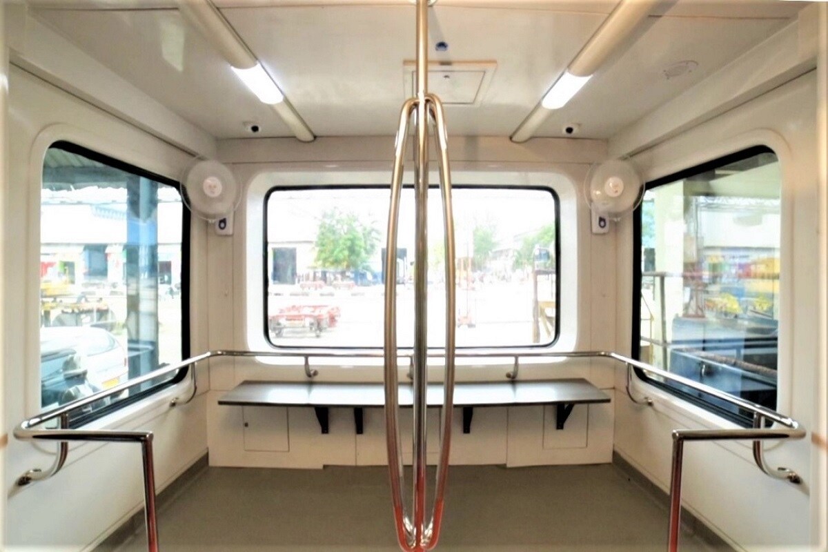विस्टाडोम कोच (Vistadome Coach) मध्ये आरामदायक प्रवासासाठी बोगीला एअर स्प्रिंग सस्पेन्शनवर तयार केले आहे. या ट्रेनच्या कोचमध्ये मोठ्या काचेच्या खिडक्या आणि ग्लास रुफ देखील आहे, जे इलेक्ट्रॉनिक माध्यमातून नियंत्रणात ठेवले जाइल. प्रवासी या पारदर्शी छतातून पॅनोरॅमिक व्ह्यूचा नजारा पाहू शकतात. विस्टाडोम कोच (Vistadome Coach) मध्ये आरामदायक प्रवासासाठी बोगीला एअर स्प्रिंग सस्पेन्शनवर तयार केले आहे. या ट्रेनच्या कोचमध्ये मोठ्या काचेच्या खिडक्या आणि ग्लास रुफ देखील आहे, जे इलेक्ट्रॉनिक माध्यमातून नियंत्रणात ठेवले जाइल. प्रवासी या पारदर्शी छतातून पॅनोरॅमिक व्ह्यूचा नजारा पाहू शकतात.