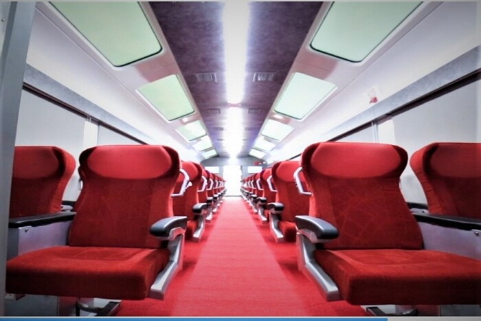 रेल्वेच्या या डब्यांतील रिक्लायनिंग सीट्सना विशिष्ट पद्धतीने डिझाइन करण्यात आले आहे, ज्या 180 डिग्री पर्यंत वळवता येतील