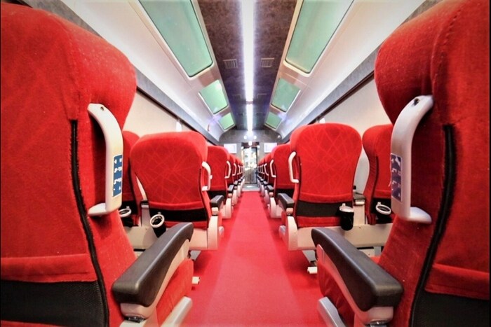  यामध्ये GPS शी जोडलेली पब्लिक अॅड्रेस कम पॅसेंजर इन्फर्मेशन सिस्टम (PAPIS) देखील आहे. यामध्ये एलईडी डेस्टिनेशन बोर्ड देखील असणार आहे. पॅसेंजर एरियाबाहेर सामान ठेवण्यासाठी स्टेनलेस स्टीलपासून बनवण्यात आलेलं मल्टी टियर लगेज रॅक देखील आहे. 