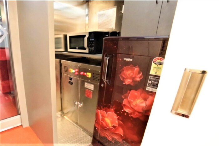 पॅसेंजर्ससाठी मिनी पँट्रीची सुविधा देखील दिली जाणार आहे. सर्व्हिस एरियामध्ये हॉट केस, मायक्रोव्हेव ओव्हन, कॉफी मेकर, बॉटल कुलर, फ्रिज आणि वॉश बेसिन असेल