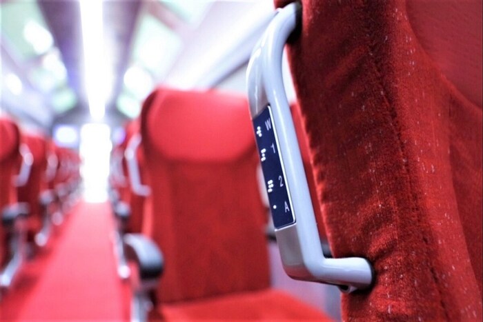 दिव्यांग व्यक्तींसाठी मोठी दरवाजे आणि व्हीलचेअर या सुविधा देखील मिळतील. रेल्वे डब्याच्या दोन्ही बाजूला एंट्रीच्या ठिकाणी ऑटोमॅटिक स्लायडिंग दरवाजे असतील. 