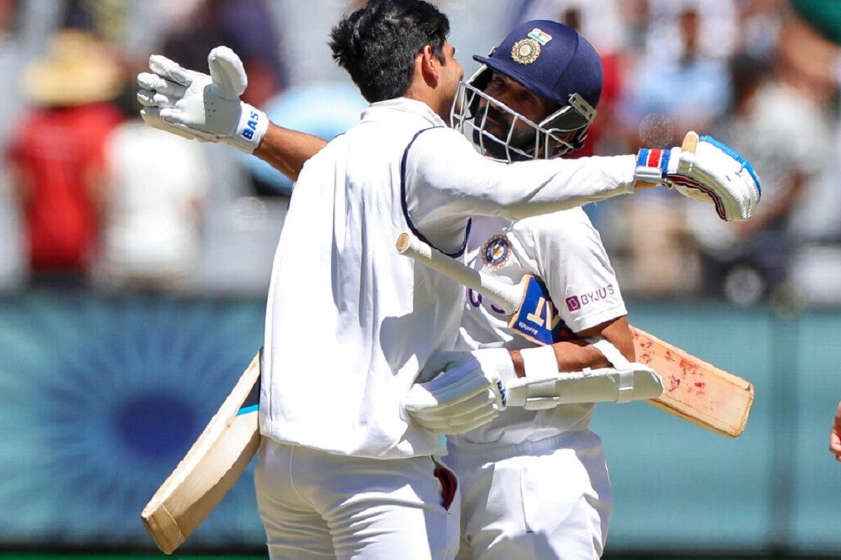 भारत आणि ऑस्ट्रेलिया (India vs Australia) यांच्यातली चार टेस्ट मॅचची सीरिज रोमांचक स्थितीमध्ये पोहोचली. आहे. दोन्ही टीमने सीरिजची 1-1 मॅच जिंकली आहे. पण या सीरिजवर आता कोरोनाचं संकट ओढावलं आहे. त्यामुळे क्रिकेट ऑस्ट्रेलियाने मोठा निर्णय घेतला आहे. भारत आणि ऑस्ट्रेलियाच्या टीम पुढचे काही दिवस मेलबर्नमध्येच थांबणार आहेत. 7 जानेवारीपासून सिडनी टेस्टला सुरूवात होणार आहे. या मॅचच्या 3 दिवस आधी दोन्ही टीम तिकडे पोहोचतील. (Photo- AP) भारत आणि ऑस्ट्रेलिया (India vs Australia) यांच्यातली चार टेस्ट मॅचची सीरिज रोमांचक स्थितीमध्ये पोहोचली. आहे. दोन्ही टीमने सीरिजची 1-1 मॅच जिंकली आहे. पण या सीरिजवर आता कोरोनाचं संकट ओढावलं आहे. त्यामुळे क्रिकेट ऑस्ट्रेलियाने मोठा निर्णय घेतला आहे. भारत आणि ऑस्ट्रेलियाच्या टीम पुढचे काही दिवस मेलबर्नमध्येच थांबणार आहेत. 7 जानेवारीपासून सिडनी टेस्टला सुरूवात होणार आहे. या मॅचच्या 3 दिवस आधी दोन्ही टीम तिकडे पोहोचतील. (Photo- AP)