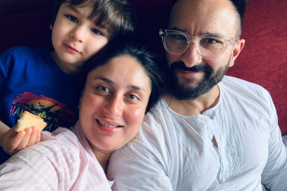 सैफ अली खान (Saif Ali Khan), करीना कपूर (Kareena Kapoor) आणि तैमूर (Taimur) हे चाहत्यांचं आवडतं कुटुंब आहे. करीना सोशल मीडियावर अतिशय सक्रीय असते. 2020 मधले काही फोटो करीनाने सोशल मीडियावर शेअर केले आहेत. सैफ अली खान (Saif Ali Khan), करीना कपूर (Kareena Kapoor) आणि तैमूर (Taimur) हे चाहत्यांचं आवडतं कुटुंब आहे. करीना सोशल मीडियावर अतिशय सक्रीय असते. 2020 मधले काही फोटो करीनाने सोशल मीडियावर शेअर केले आहेत.