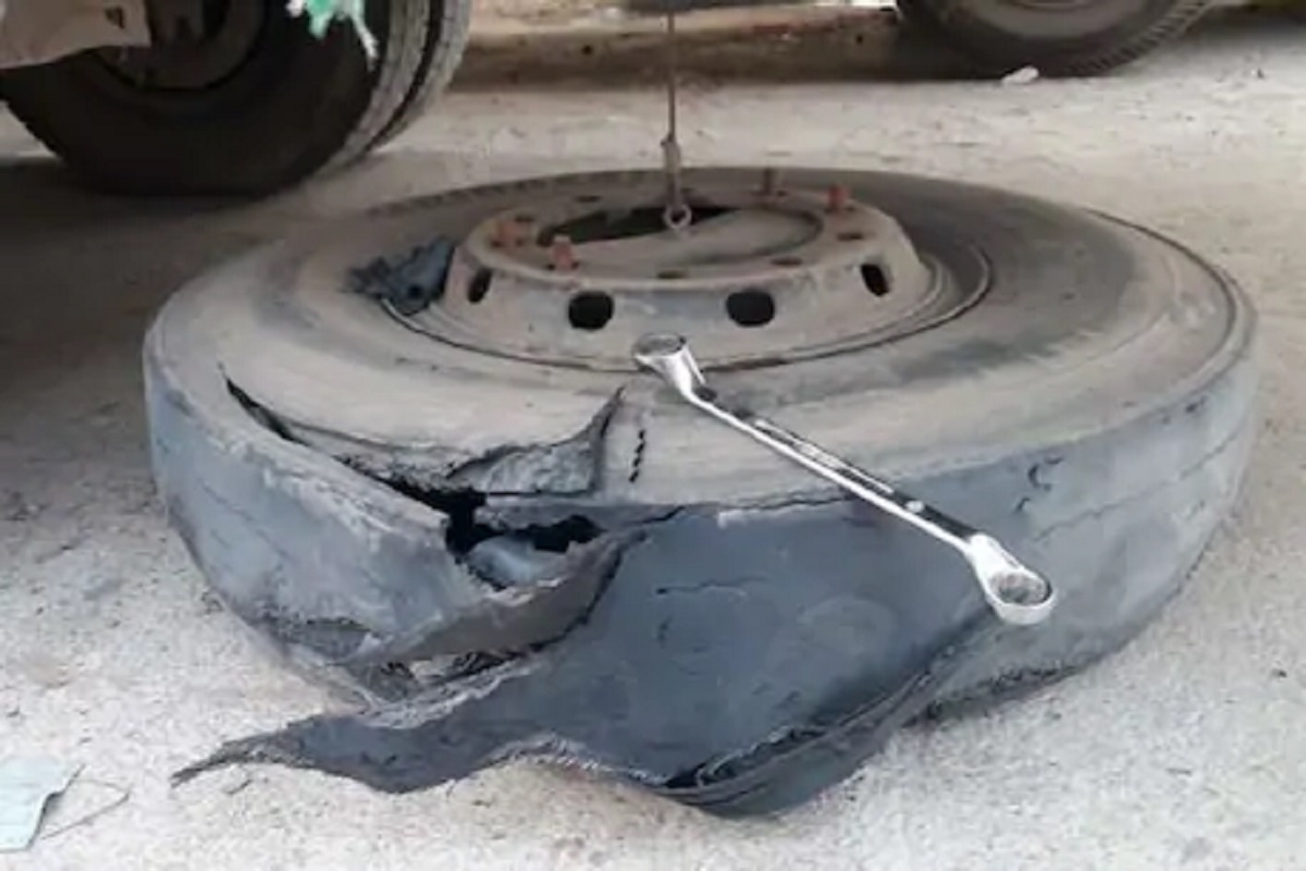 ट्रकचा टायर बदलण्यासाठी खाली उतरला आणि झाला भयंकर स्फोट, चालकाचा मृत्यू