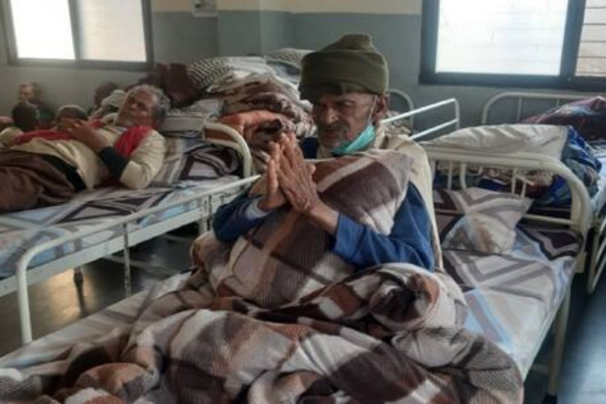 IIT इंजिनीअर, वरिष्ठ पदांवर नोकरी केलेले हे वयोवृद्ध फुटपाथवर सापडले दयनीय अवस्थेत